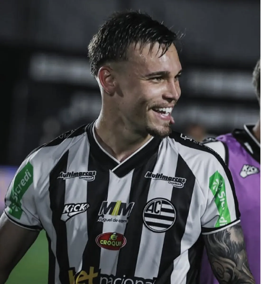Felipe Negrucci, volante do Athletic, comemora o primeiro gol como profissional na vitória sobre o São Bernardo pela Série B