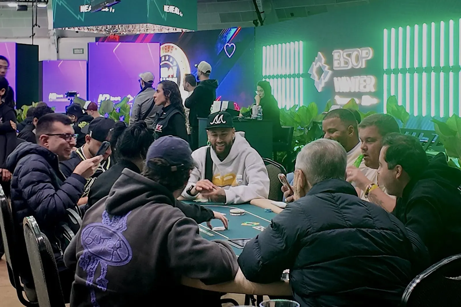 Neymar vence mão em torneio de poker e comemora com dancinha; veja vídeo