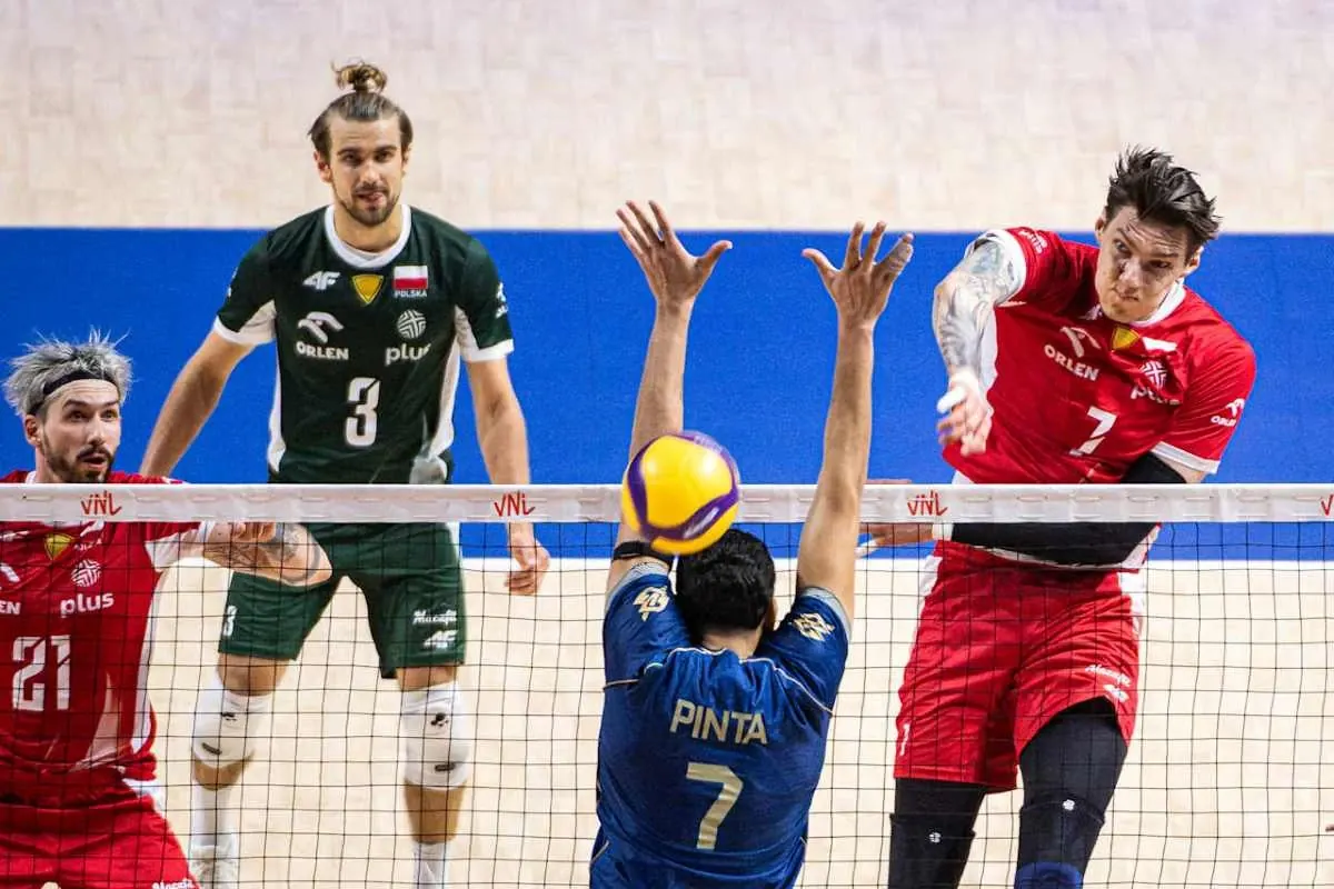Jogadores de vôlei masculino em ação durante a Liga das Nações