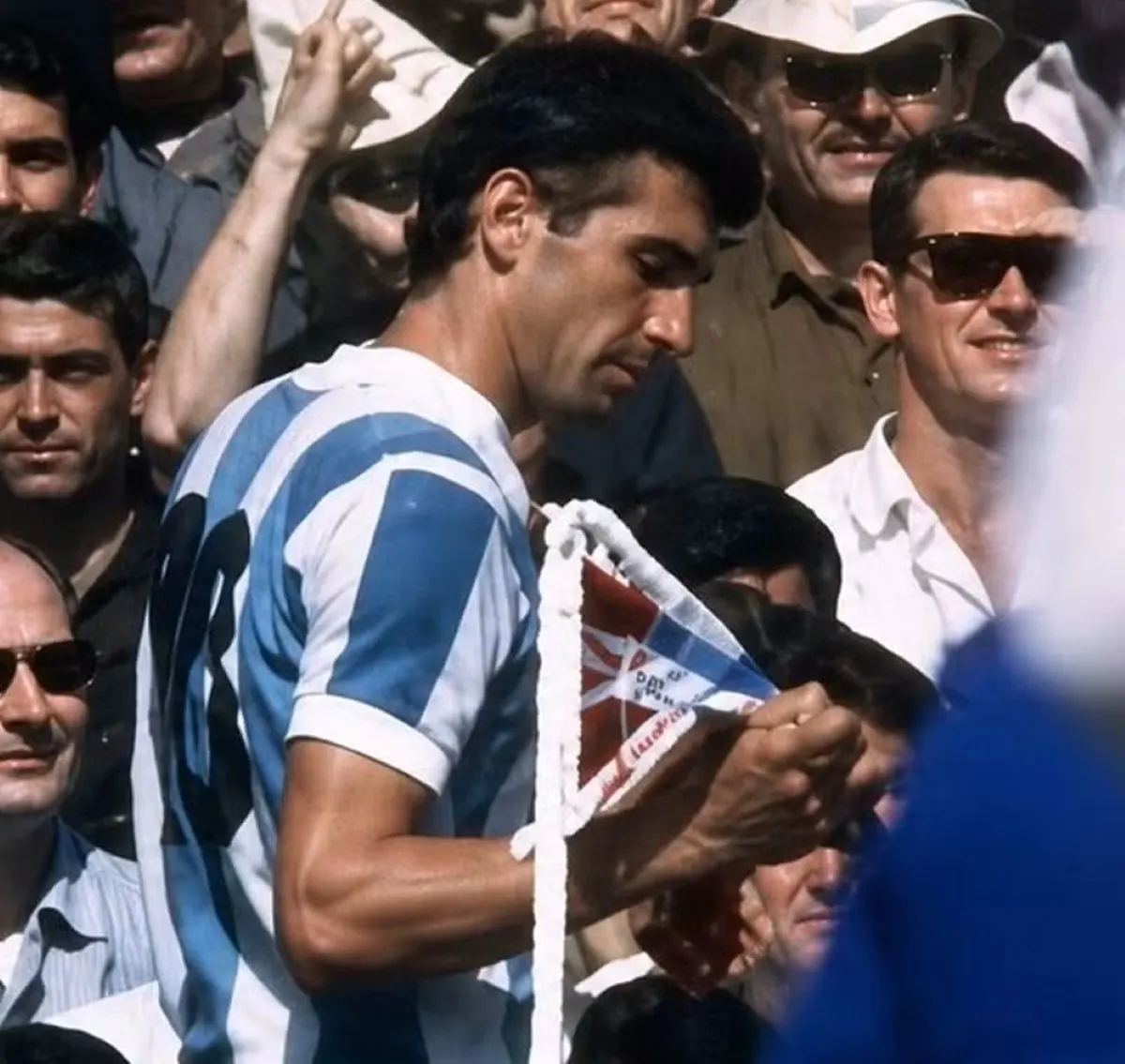 Jogadores de futebol das seleções da Argentina e Inglaterra em campo durante uma partida histórica