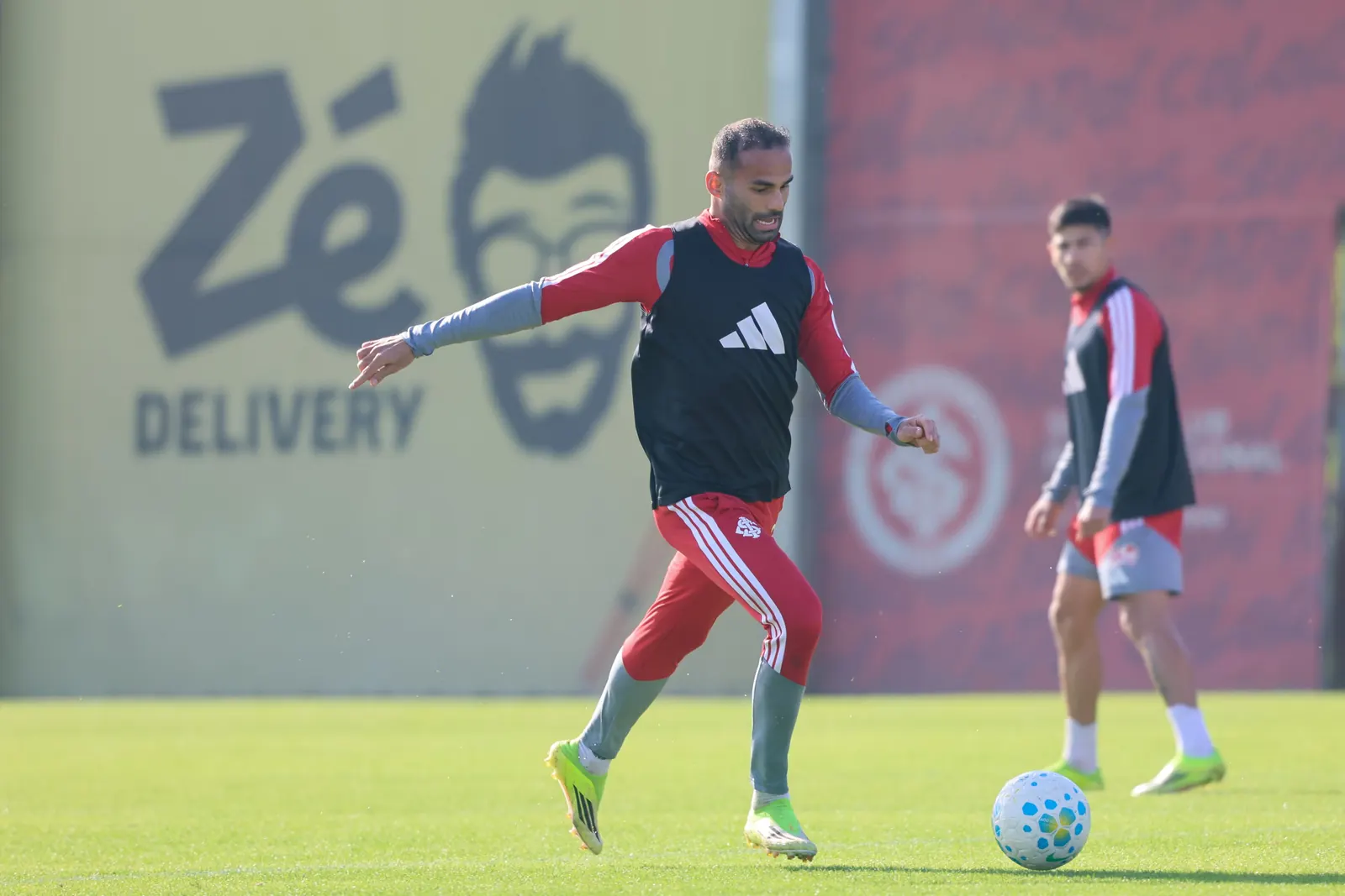 Foto de Thiago Maia em treinamento pelo Internacional