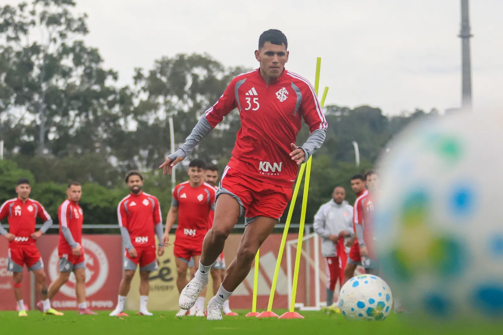 Braian Aguirre durante treino com bola no Inter