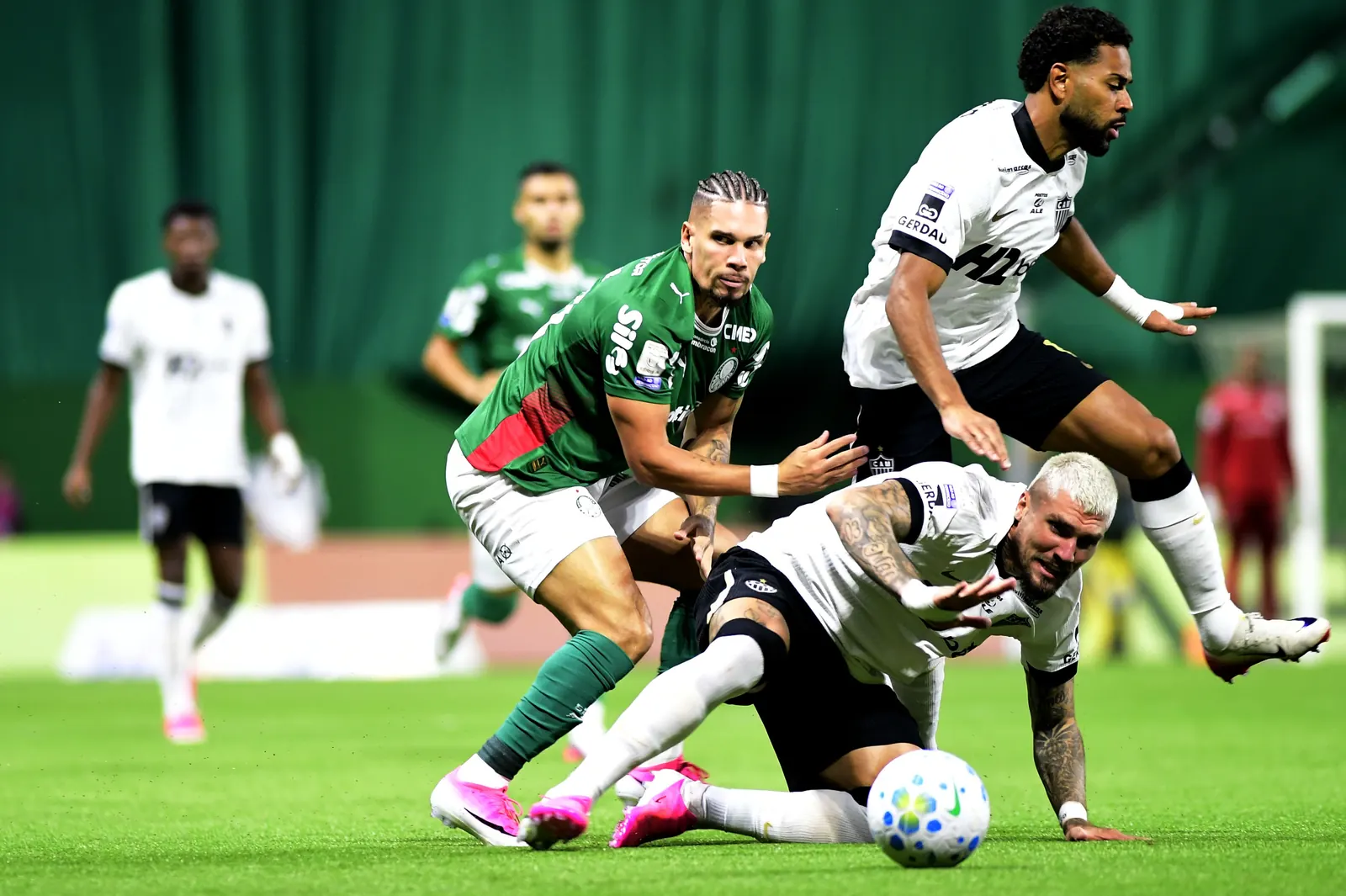 Jogadores do Palmeiras durante partida contra o Atlético-MG pelo Campeonato Brasileiro 2026