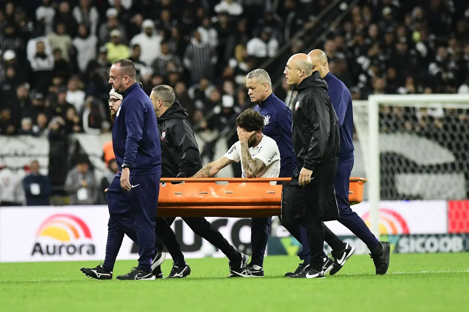 Yuri Alberto, atacante do Corinthians, deixa o campo de maca chorando após sentir lesão na coxa direita durante partida contra o Athletico-PR pelo Brasileirão 2026