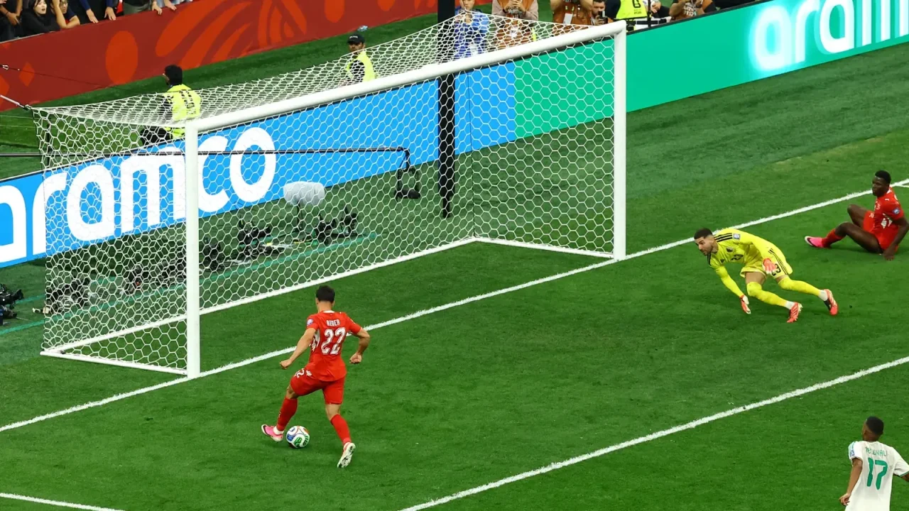 Gol perdido por Fabian Rieder choca internautas e vira meme na Copa do Mundo