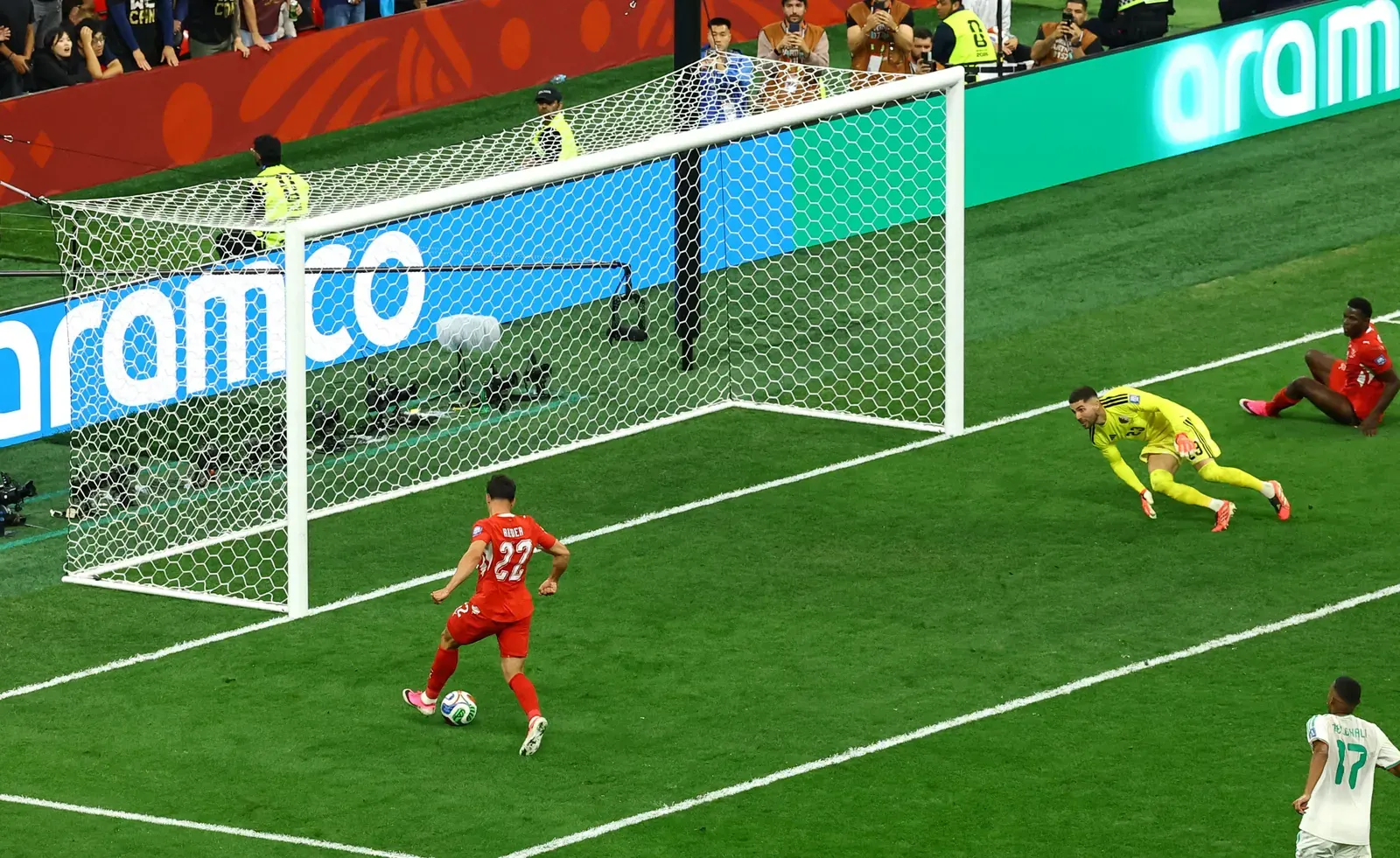 Fabian Rieder, da Suíça, com expressão de choque após perder gol feito contra a Argélia na Copa do Mundo.