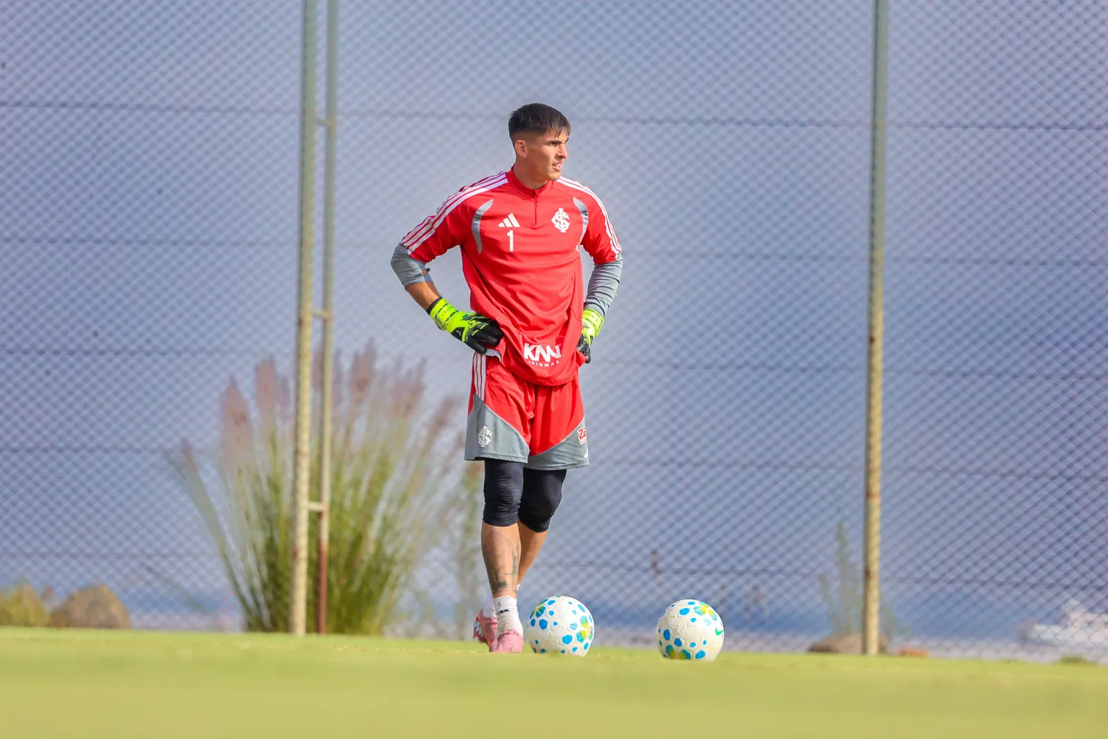 Sergio Rochet, goleiro do Internacional, em ação durante uma partida.
