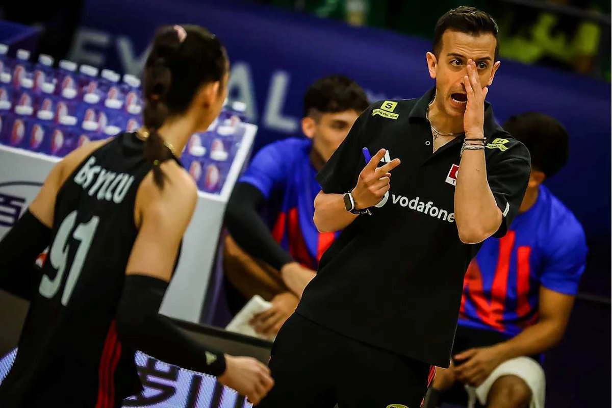 Daniele Santarelli, técnico da Turquia, e José Roberto Guimarães, técnico do Brasil, em momento de cumprimento antes da final da VNL feminina 2026