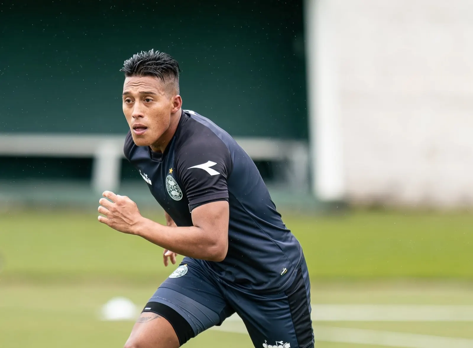Sebastián Gómez, volante do Coritiba, em ação durante um treinamento