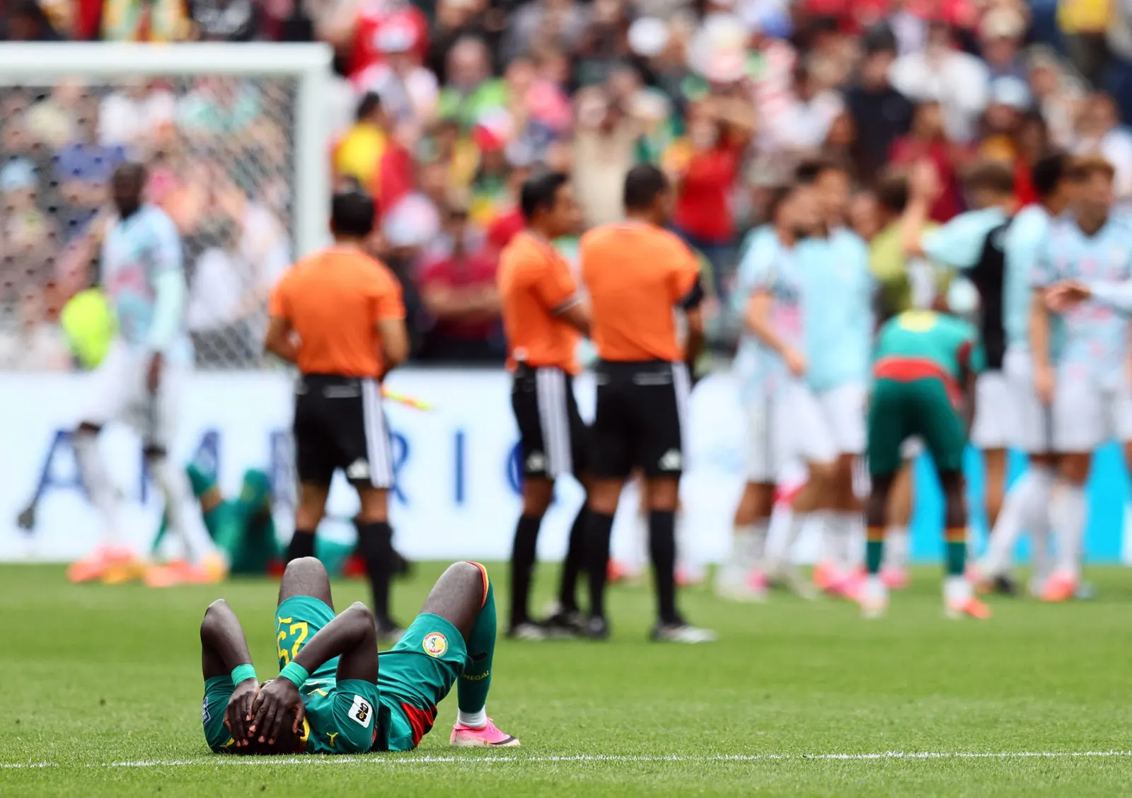 Jogadores de futebol comemorando gol em partida da Copa do Mundo 2026.