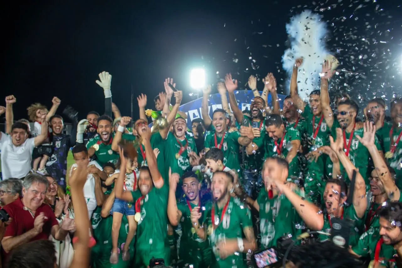 Jogadores do Sousa Esporte Clube comemorando uma vitória.