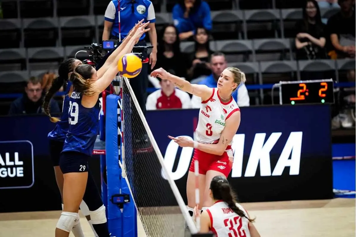 Jogadoras de vôlei da Polônia comemorando ponto em partida da Liga das Nações