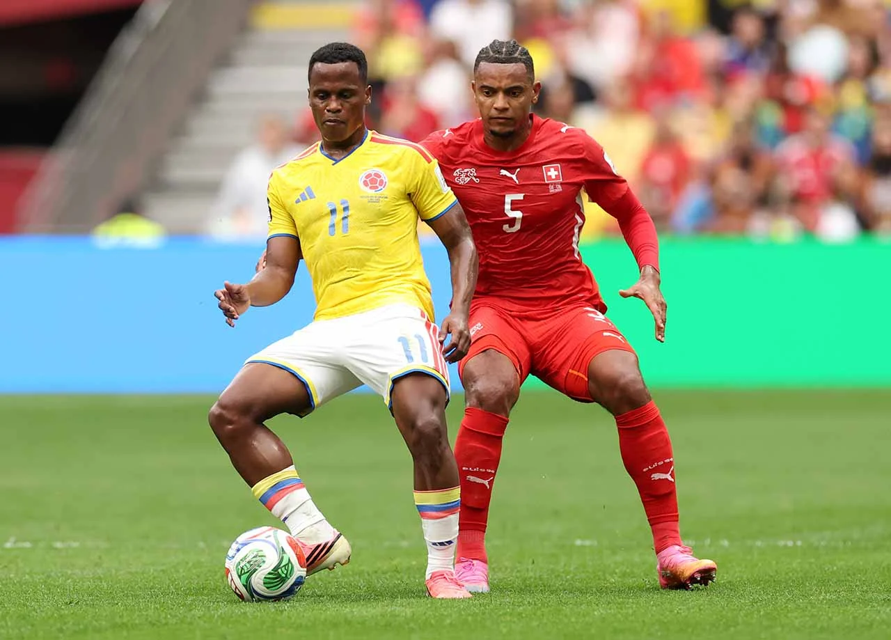 Jhon Arias, atacante da seleção colombiana, em ação durante uma partida.