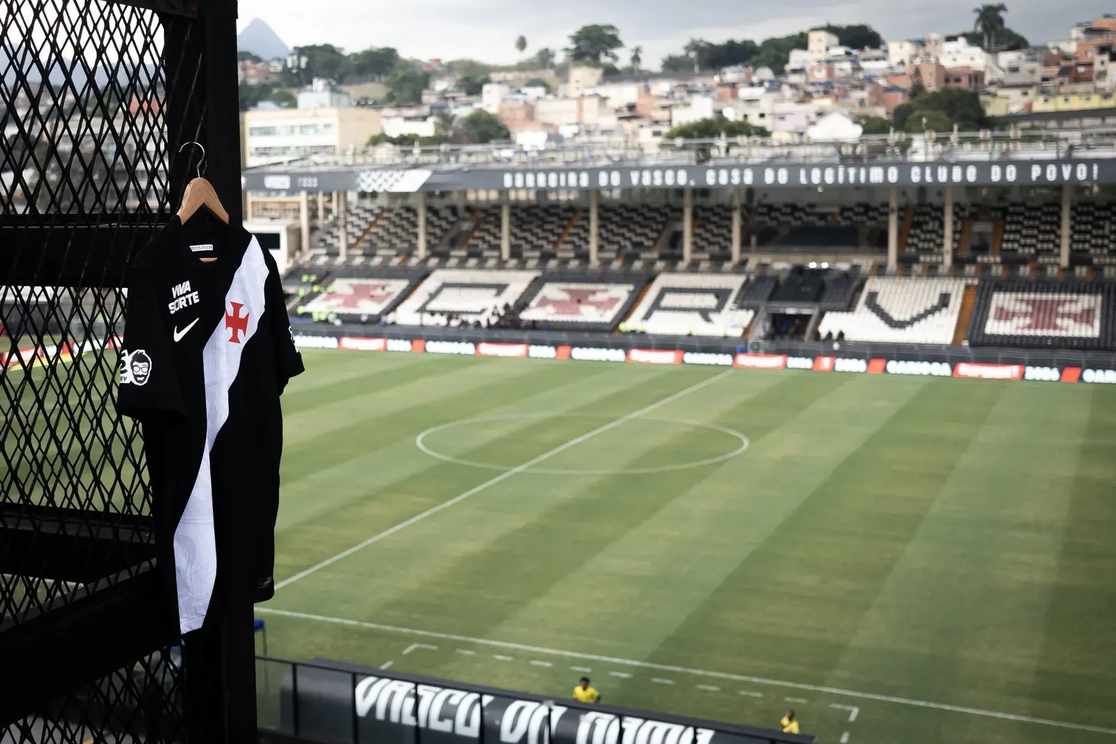 Jogadores do Vasco da Gama posando com os novos uniformes que contêm o patrocínio da SportingBet.
