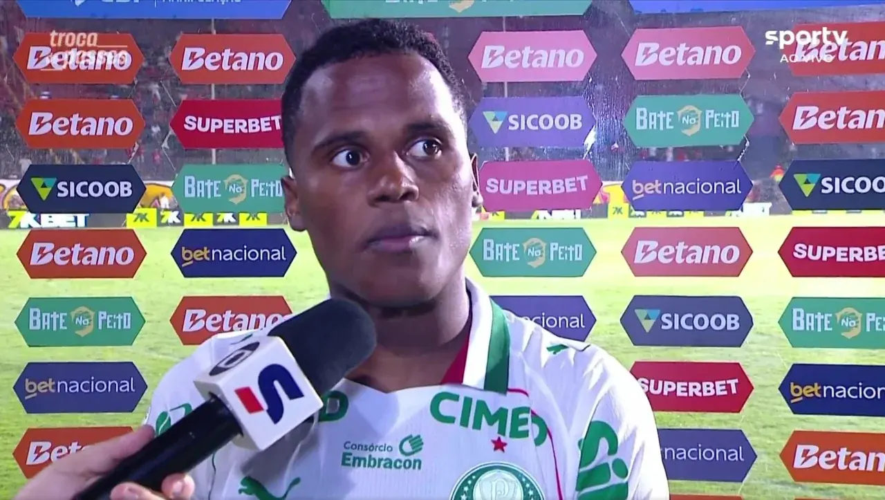 Jhon Arias, meio-campista do Palmeiras, comemora o terceiro gol da goleada sobre o Vitória em Salvador