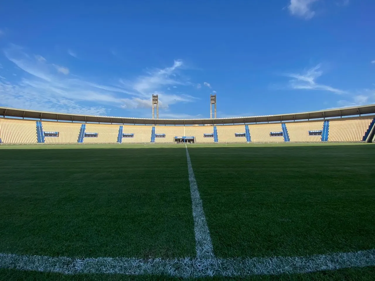 Jogadores de futebol em campo durante uma partida do Campeonato Brasileiro Série C.