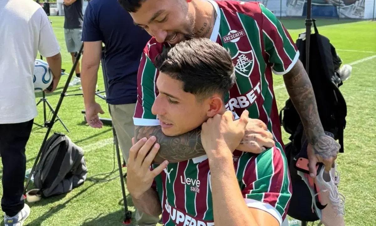 O meia venezuelano Savarino tem demonstrado um entrosamento notável com Lucho Acosta no Fluminense, uma parceria que ele compara favoravelme