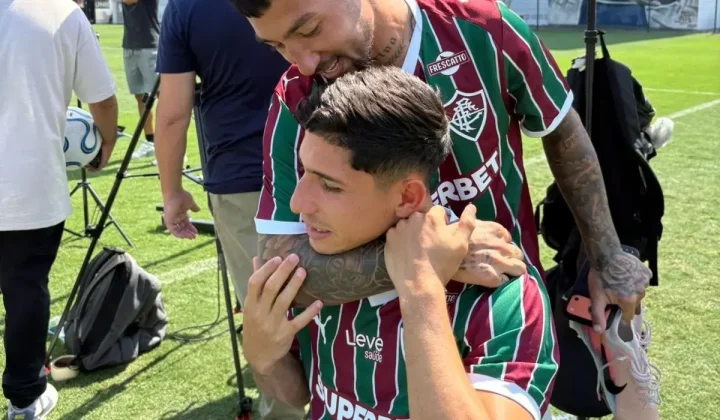 O meia venezuelano Savarino tem demonstrado um entrosamento notável com Lucho Acosta no Fluminense, uma parceria que ele compara favoravelme