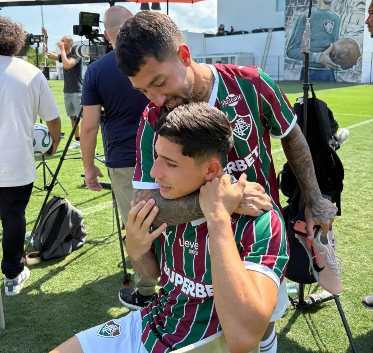 Jogador Savarino com a camisa do Fluminense em campo.