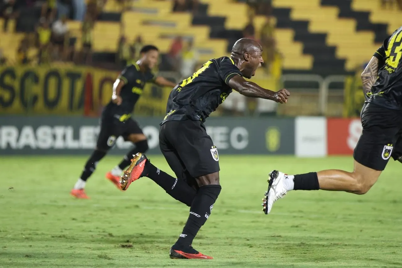 Osvaldo Blanco, atacante colombiano, durante partida pelo Volta Redonda na temporada 2026