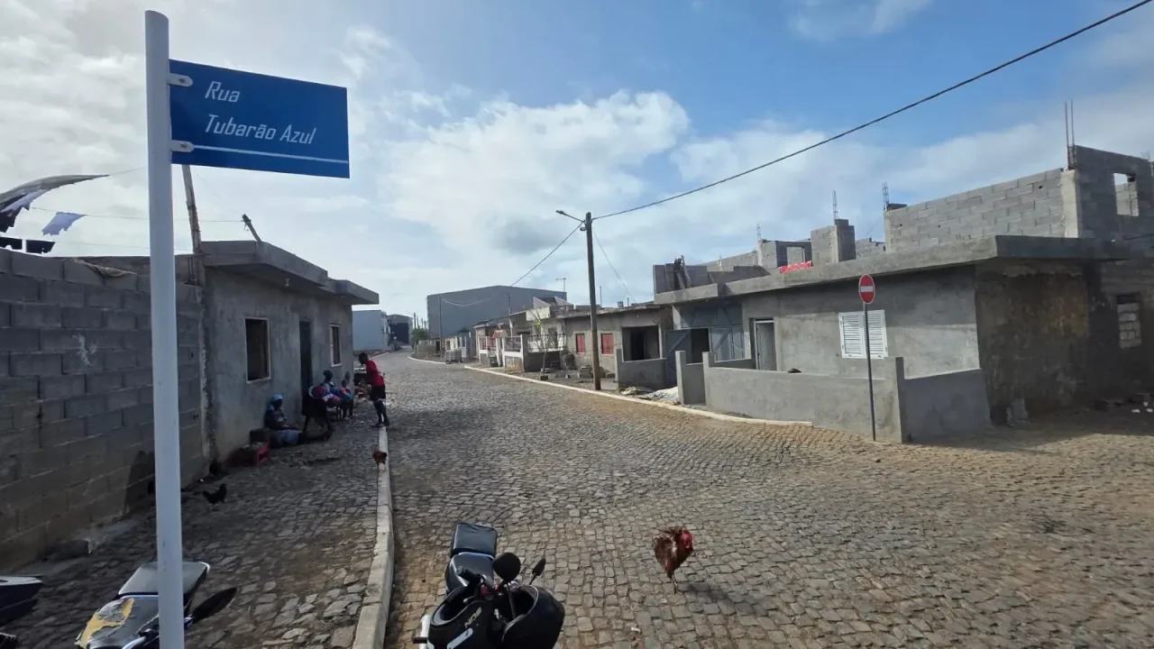 A façanha histórica da seleção de Cabo Verde na Copa do Mundo de 2026 está sendo eternizada de uma maneira singular: o batismo de ruas com o