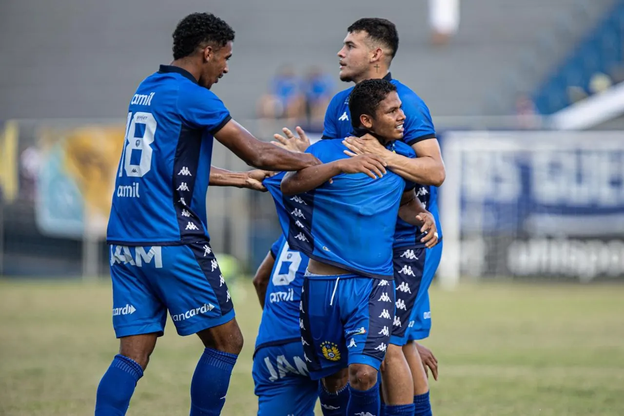 Jogador do Nacional-AM em ação durante uma partida de futebol.