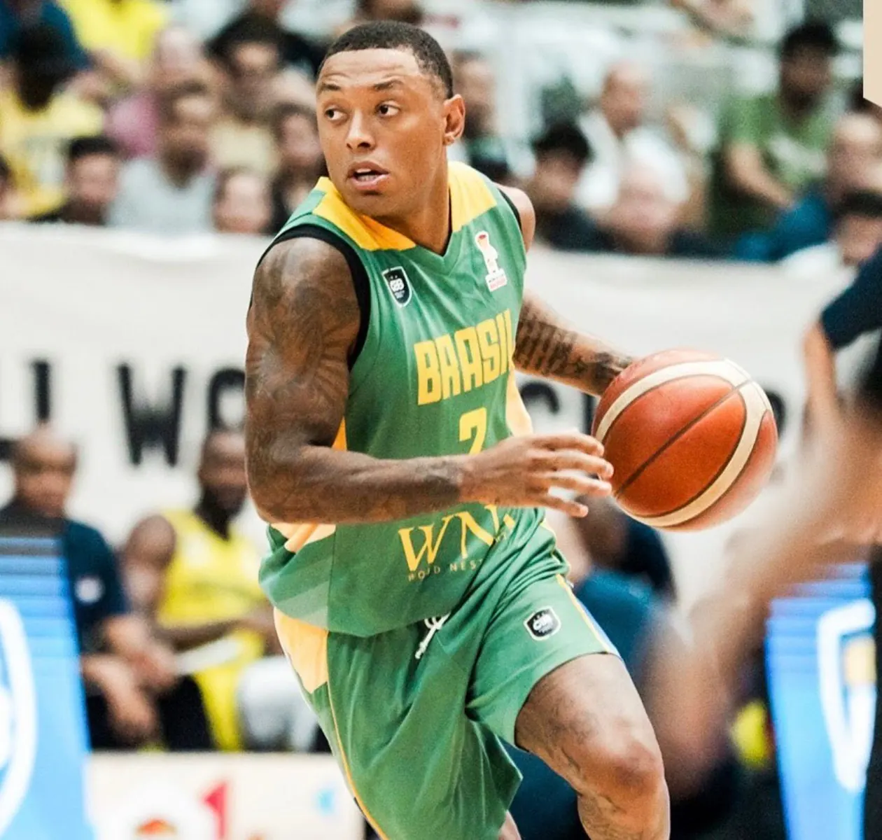 Jogador da seleção brasileira de basquete arremessa a bola durante partida das Eliminatórias da Copa do Mundo.