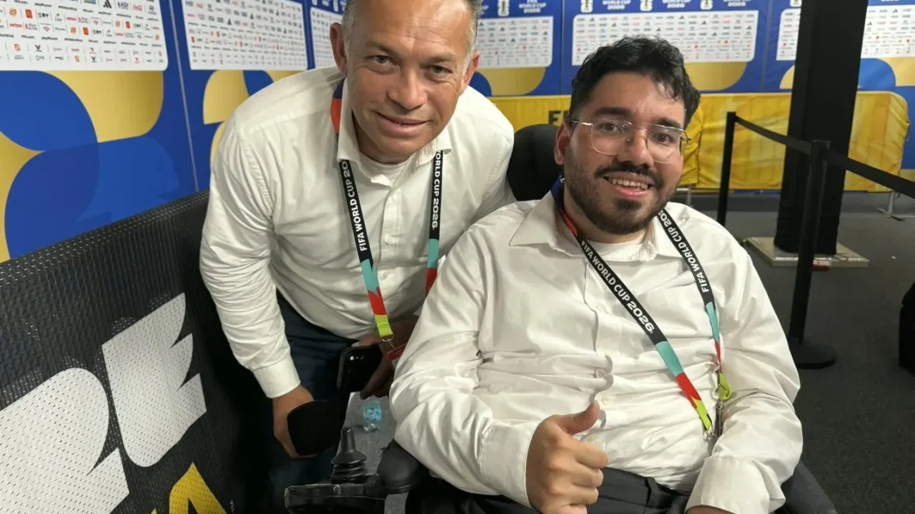 Jornalista em cadeira de rodas conquista corações e atenção de estrelas na Copa do Mundo
