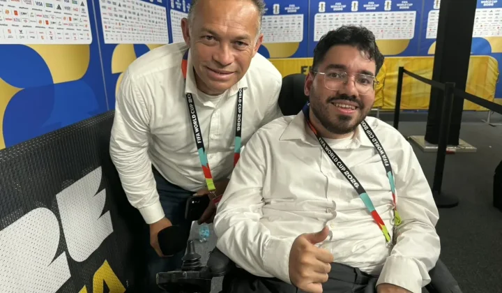 Jornalista em cadeira de rodas conquista corações e atenção de estrelas na Copa do Mundo