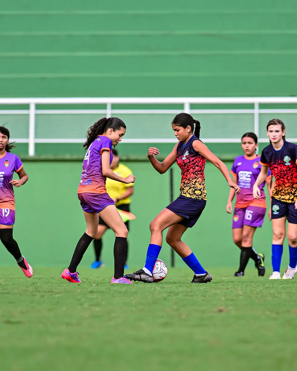 Jogadoras em campo durante partida do Campeonato Acreano Feminino Sub-15.