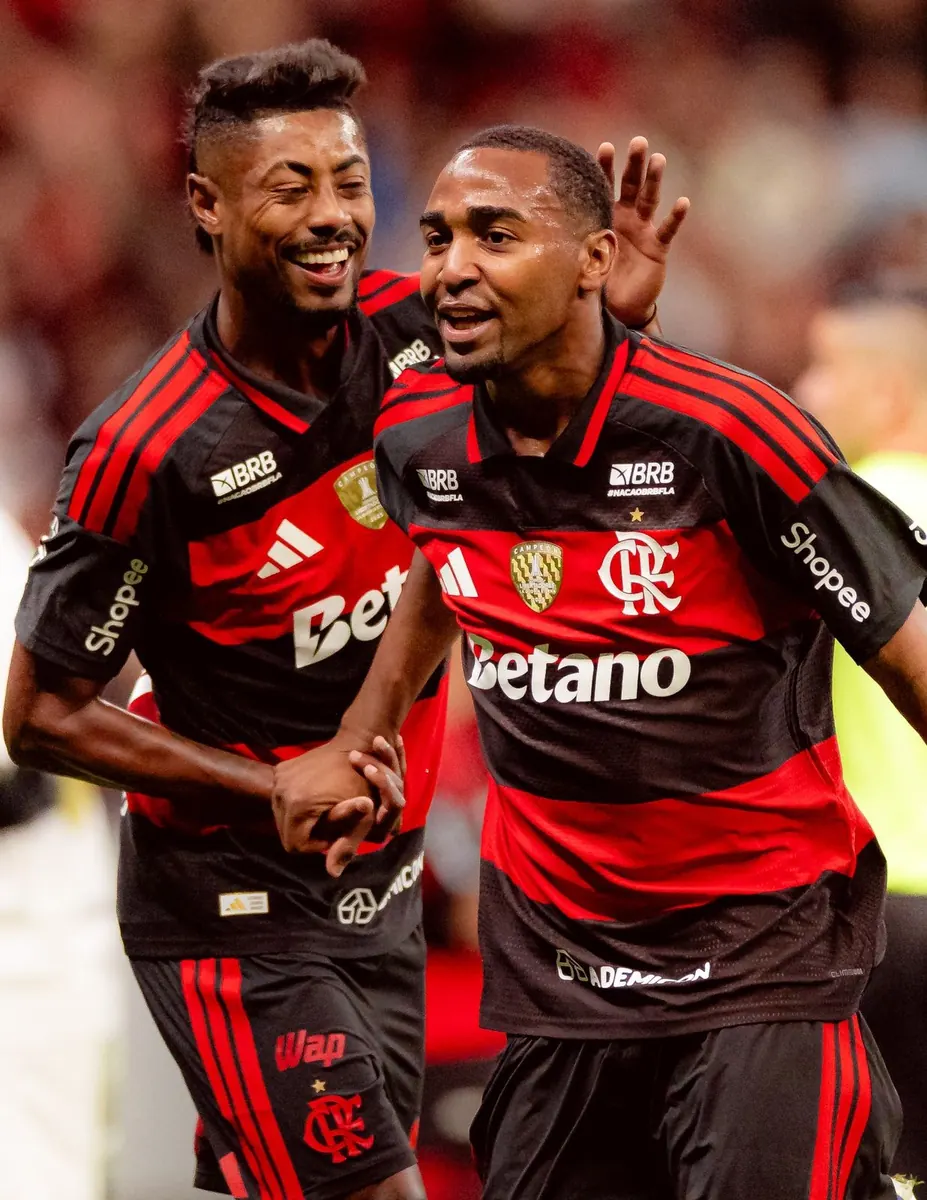 Lorran comemora gol pelo Flamengo ao lado de Bruno Henrique em partida do Brasileirão 2026