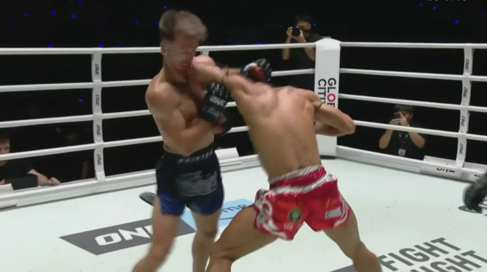 Lutadores competindo no evento ONE Fight Night 45 em Bangkok