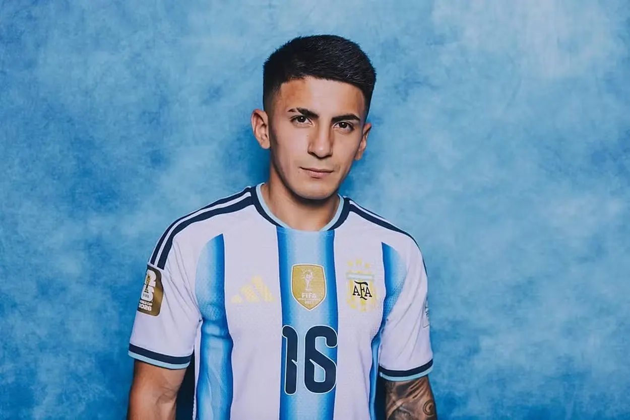 Jogador Thiago Almada em ação com a seleção argentina durante a Copa do Mundo.
