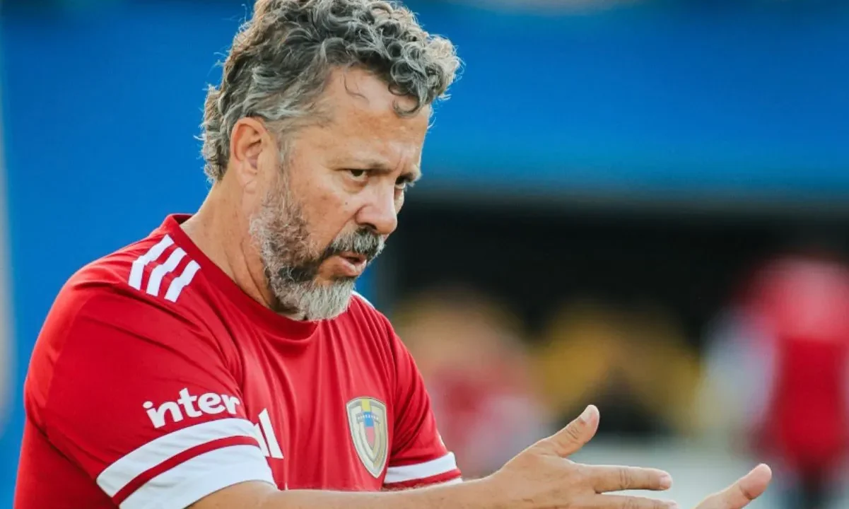 Cléber Xavier assume desafio de levar Venezuela à Copa de 2030 e critica ciclo do Brasil