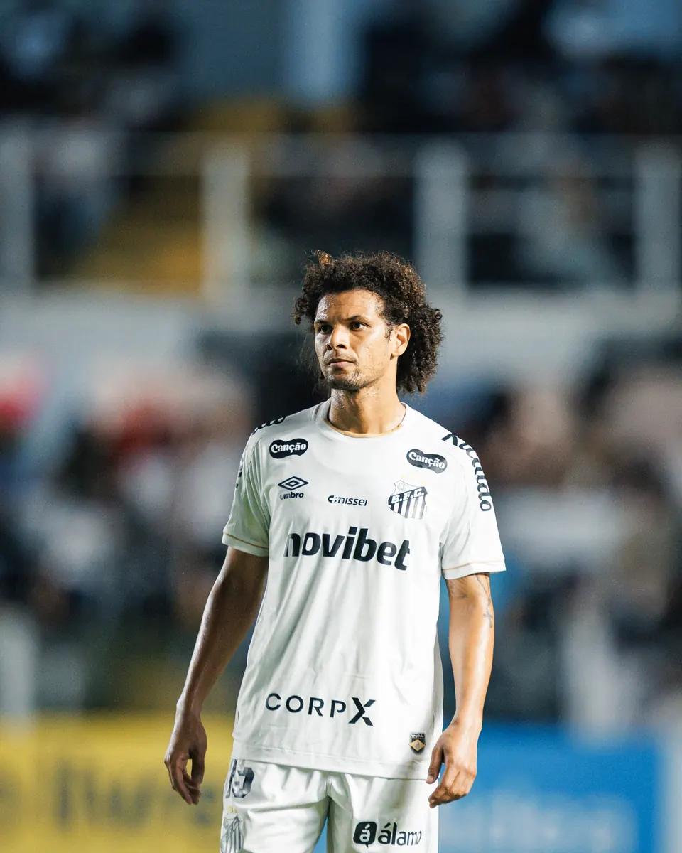 Willian Arão e Cuca em treino do Santos no CT Rei Pelé após resolução de atrito no vestiário