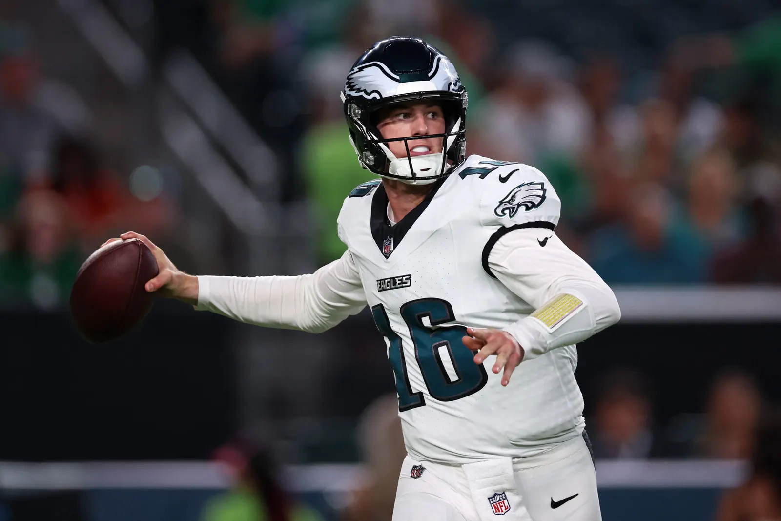 Tanner McKee, quarterback do Philadelphia Eagles, durante partida da pré-temporada da NFL contra o Cincinnati Bengals, no Lincoln Financial Field, na Filadélfia