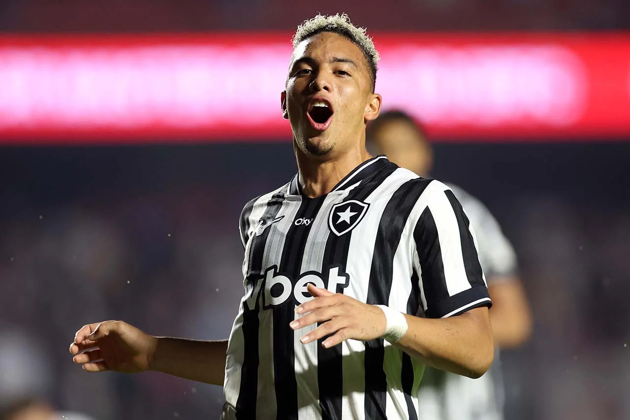 Atacante Jordan Barrera em partida pelo Botafogo no estádio Nilton Santos