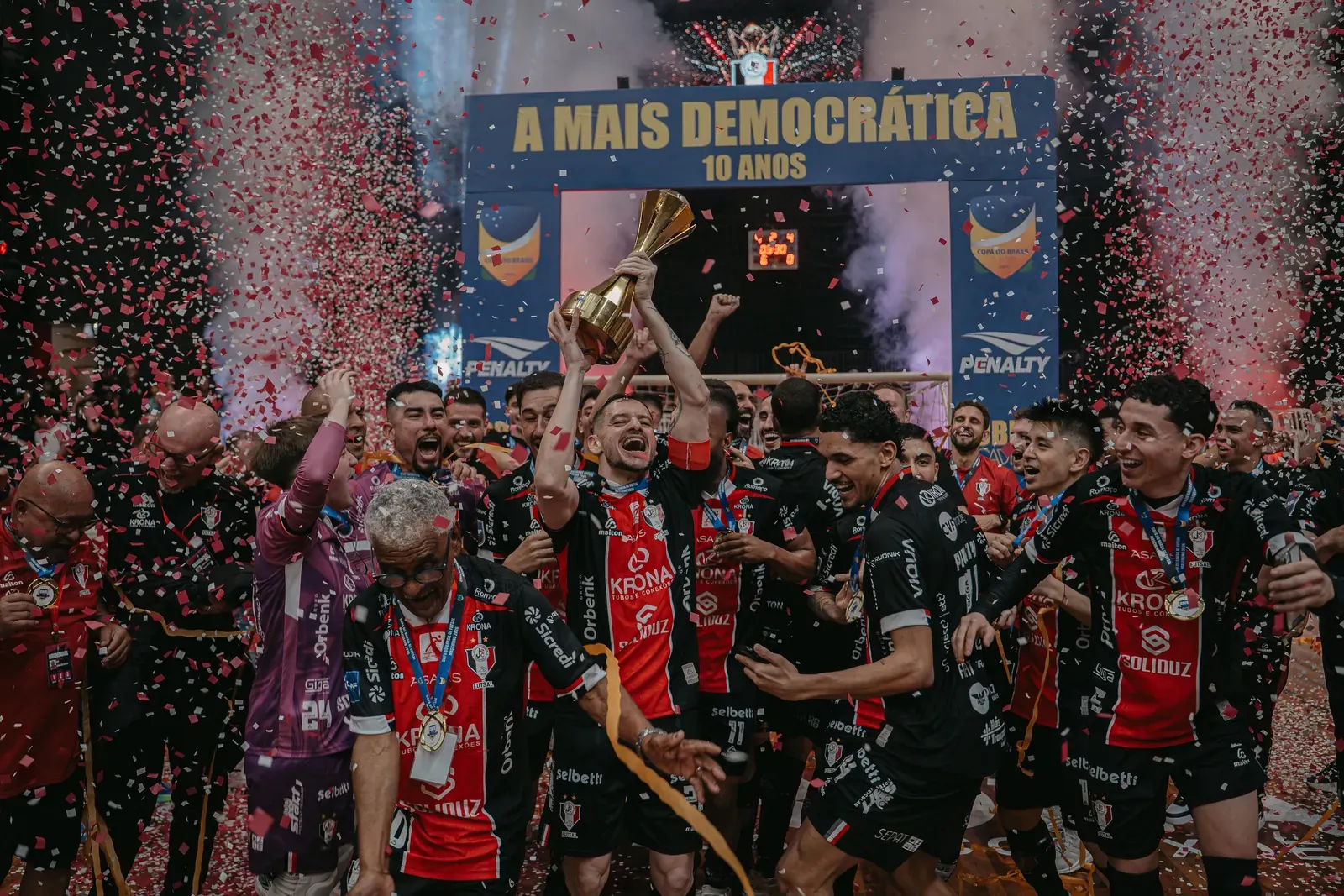 Jogadores do Joinville comemoram a conquista do título da Copa do Brasil de Futsal no Centreventos Cau Hansen.