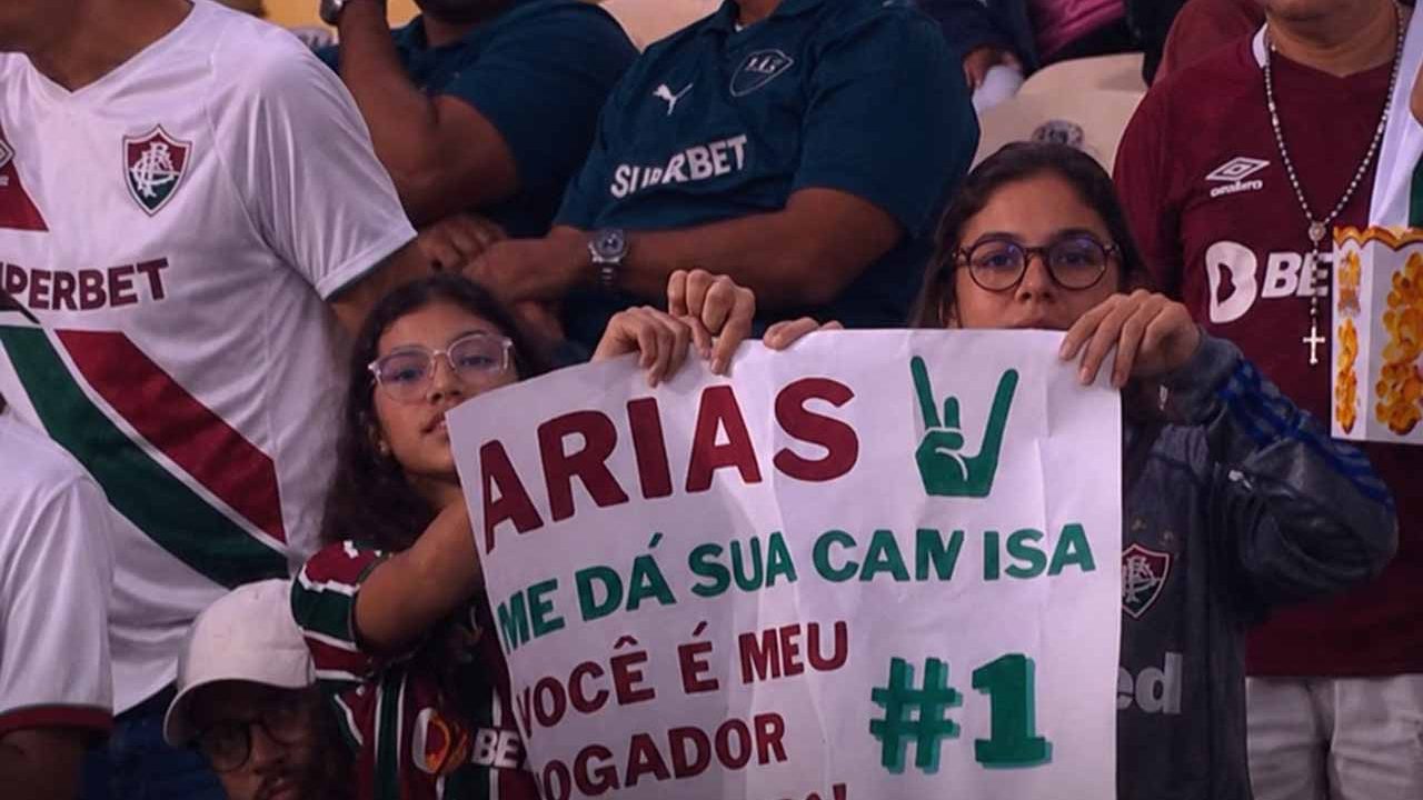Cartaz “Judarias” de torcedoras do Fluminense viraliza no reencontro com Jhon Arias