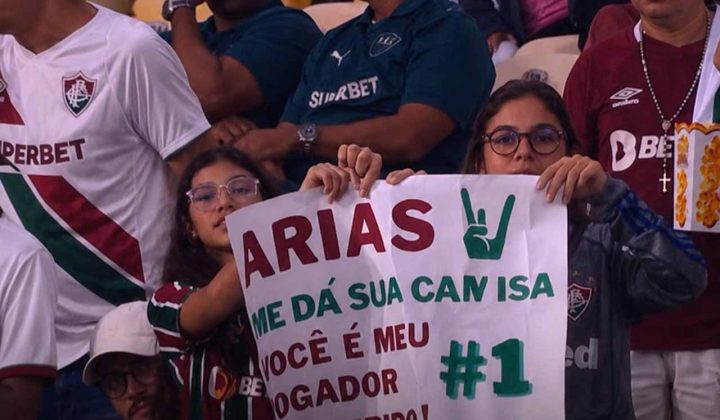 Cartaz “Judarias” de torcedoras do Fluminense viraliza no reencontro com Jhon Arias