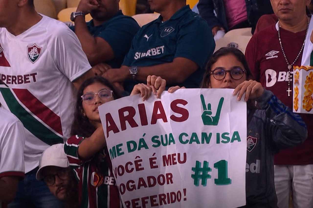 Torcedoras do Fluminense seguram cartaz com a palavra “Judarias” no Maracanã