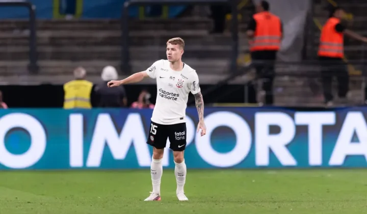 Volante Charles retorna aos gramados pelo Corinthians após mais de quatro meses