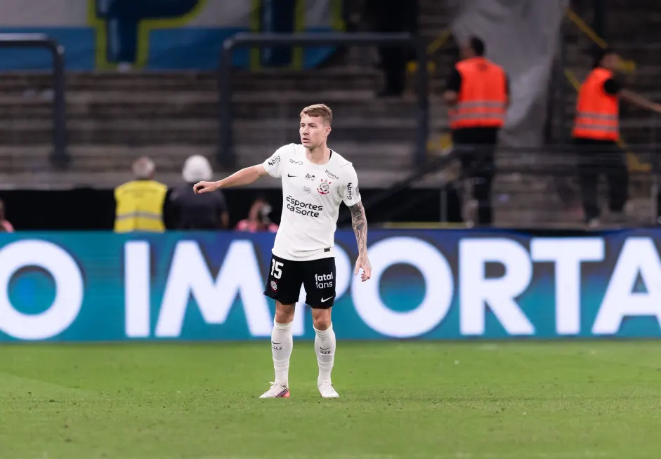 Volante Charles retorna aos gramados pelo Corinthians após mais de quatro meses
