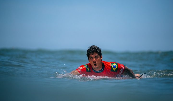 Gabriel Medina sofre corte na cabeça em sessão de treino no Taiti