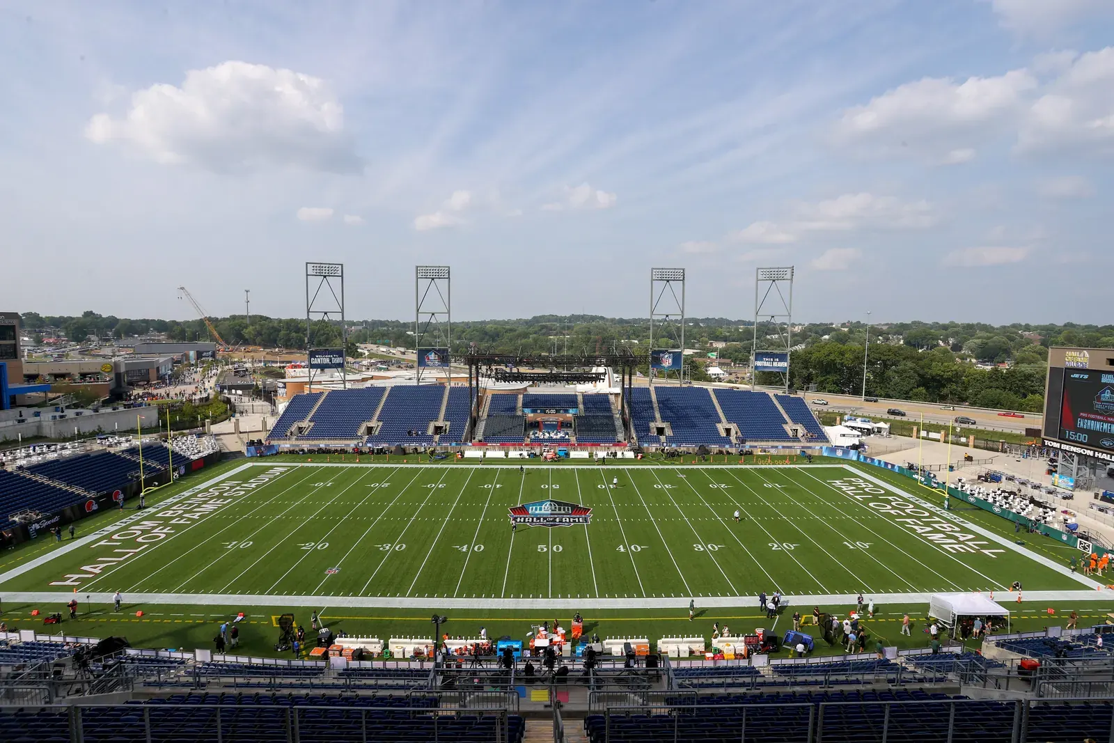 Estádio da NFL iluminado durante partida noturna de pré-temporada nos Estados Unidos.