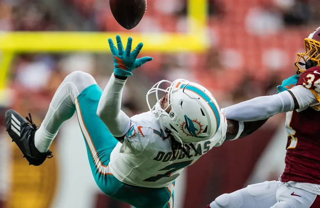 NFL: novato Caleb Douglas faz recepção de uma mão em noite de três jogos da pré-temporada