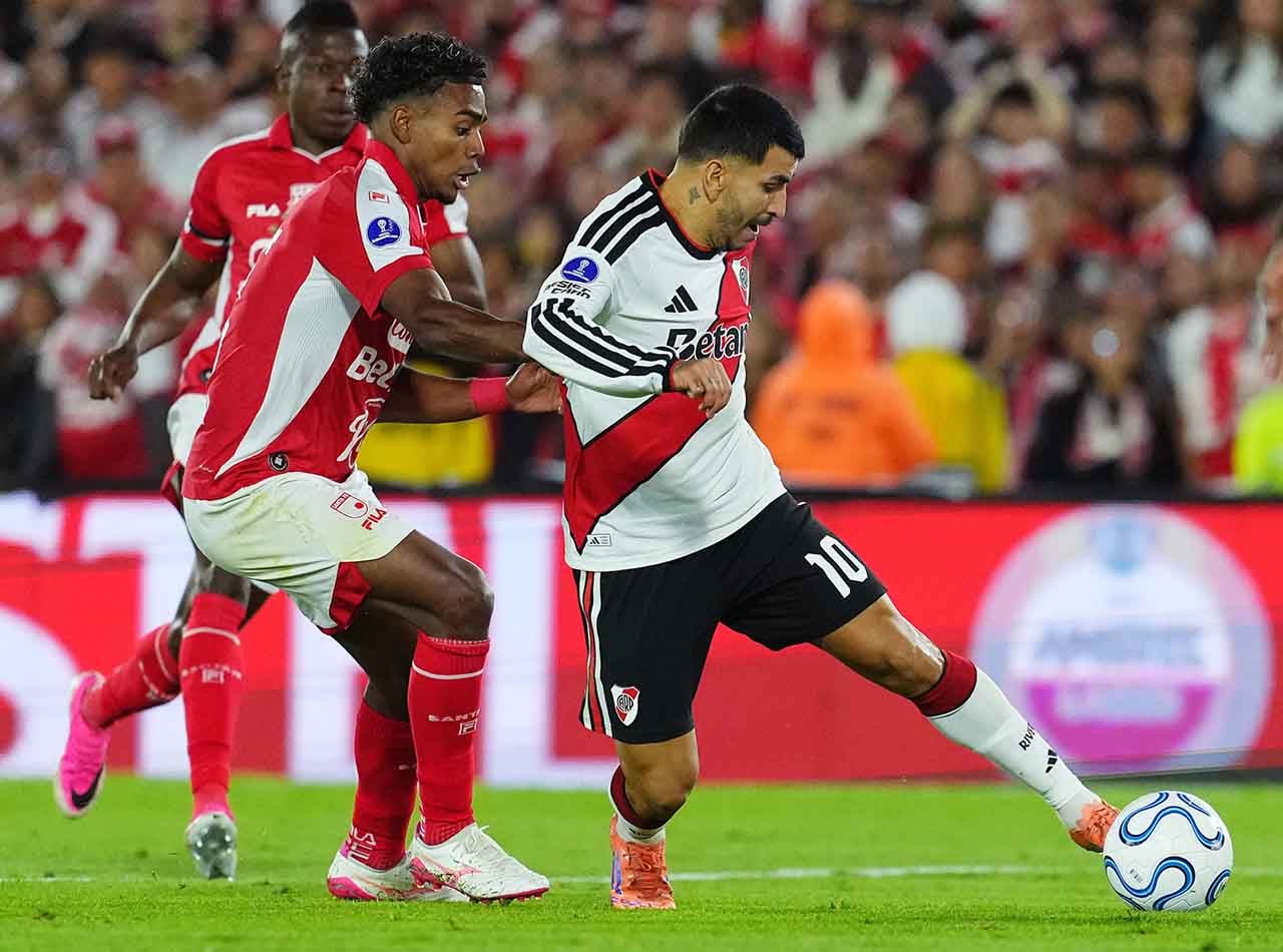 Jogadores de Independiente Santa Fe e River Plate em disputa de bola durante partida da Copa Sul-Americana no estádio El Campín.