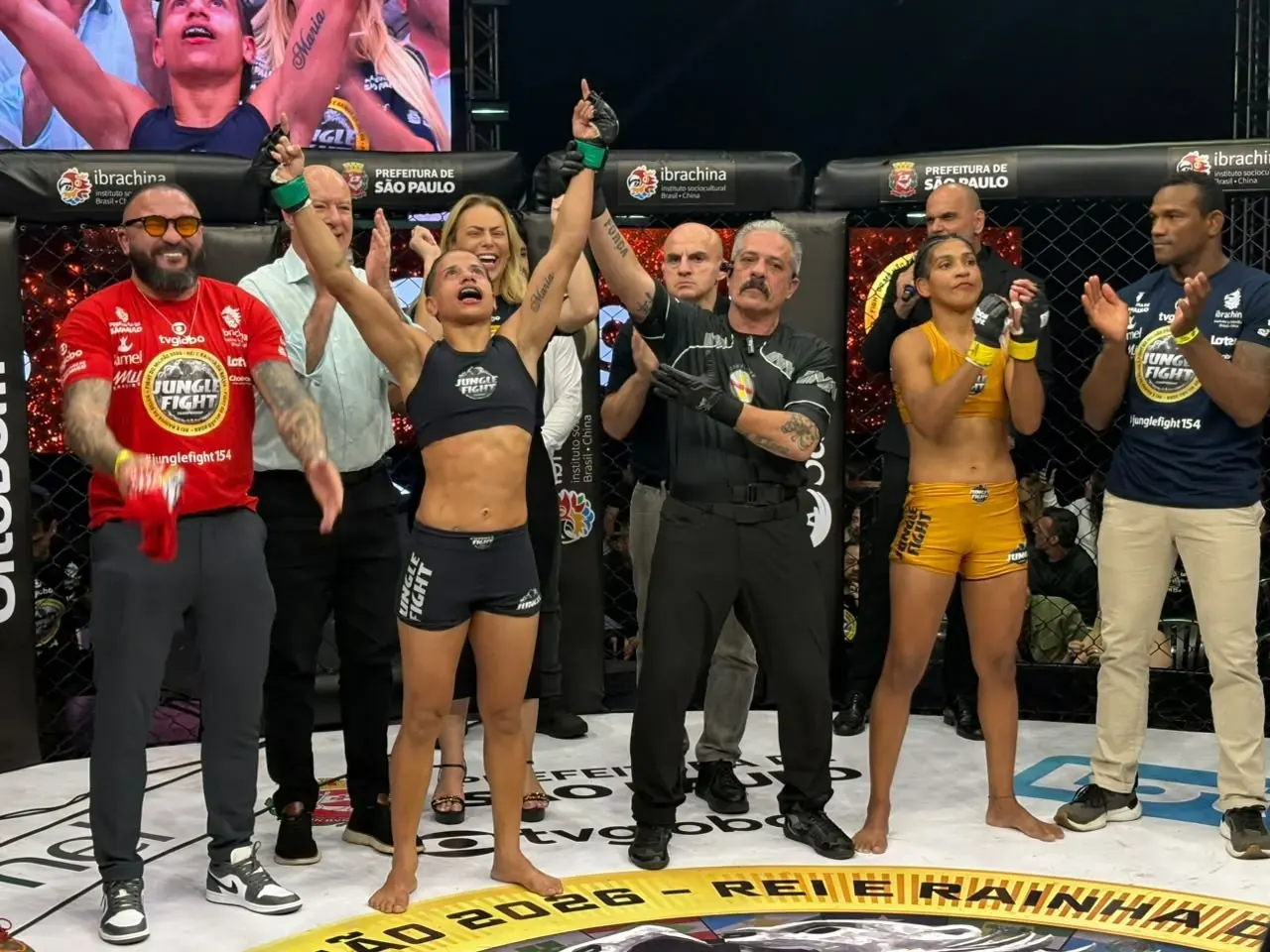 Nágila Goku celebra vitória por finalização na semifinal do Fight do Milhão, no Jungle Fight 154, em São Paulo
