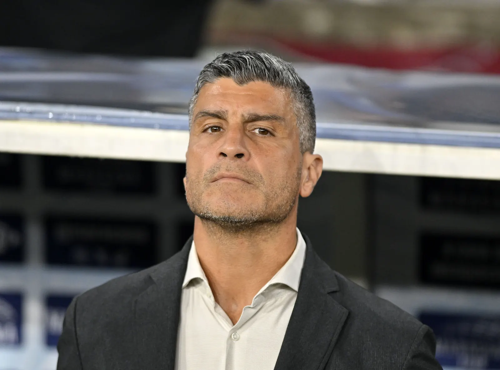O técnico Pedro Emanuel orienta a equipe do Vasco durante partida oficial.