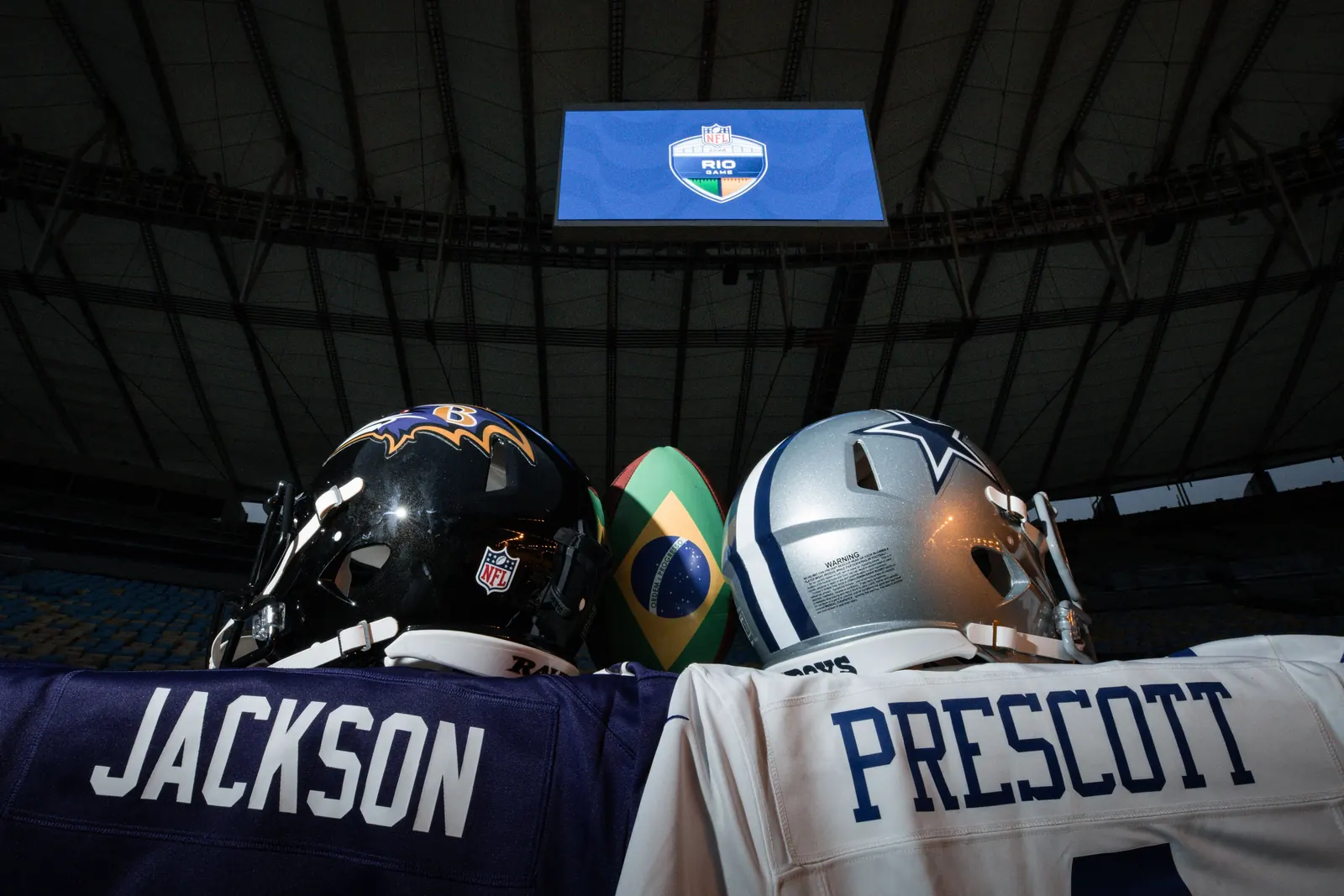 Vista aérea do Maracanã preparado para receber o NFL Rio Game entre Dallas Cowboys e Baltimore Ravens, com gramado e arquibancadas prontas para o jogo